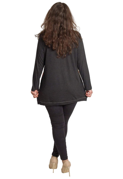 Тъмносива туника с цветен принт и свободна кройка, заснета в гръб, показваща изчистения дизайн отзад и дължината на модела.