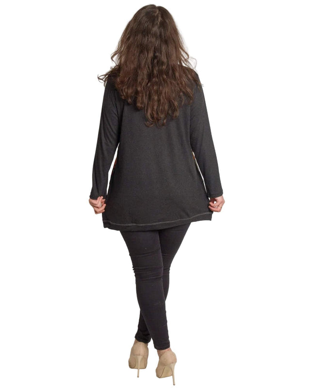 Тъмносива туника с цветен принт и свободна кройка, заснета в гръб, показваща изчистения дизайн отзад и дължината на модела.