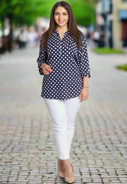 Тъмносиня макси риза на бели точки с V - образно деколте 5XL 6XL 7XL - Maxi Market