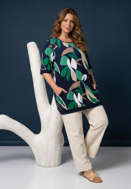 Тъмносиня лятна туника големи размери с абстрактен принт на листа и практични джобове, показана в цял ръст върху модел.