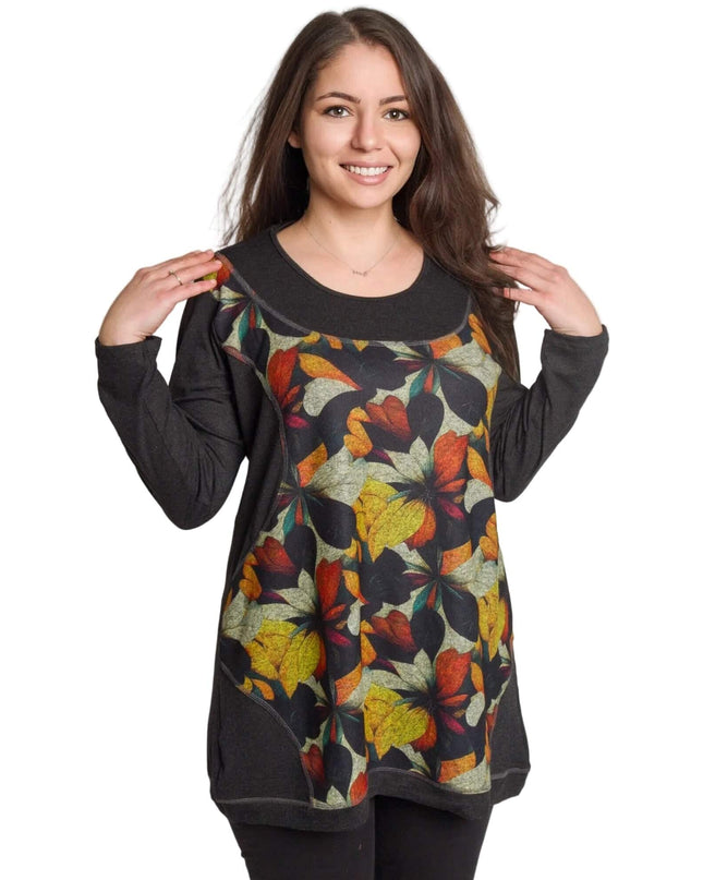 Тъмносива туника с цветен принт на есенни листа и обло деколте, заснета отпред на бял фон