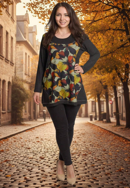 Тъмносива туника с цветен принт на есенни листа и обло деколте, заснета в цял ръст върху модел на открито.