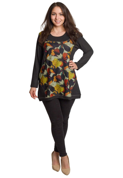 Елегантна тъмносива туника с цветен принт на листа, свободна кройка и дълги ръкави, заснета върху модел в цял ръст.