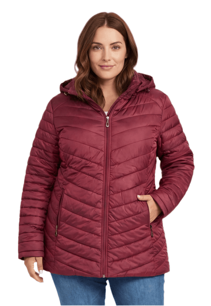 Зимно макси яке в цвят бордо с вълнообразно капитониране и разкроена кройка, заснето отпред на бял фон.