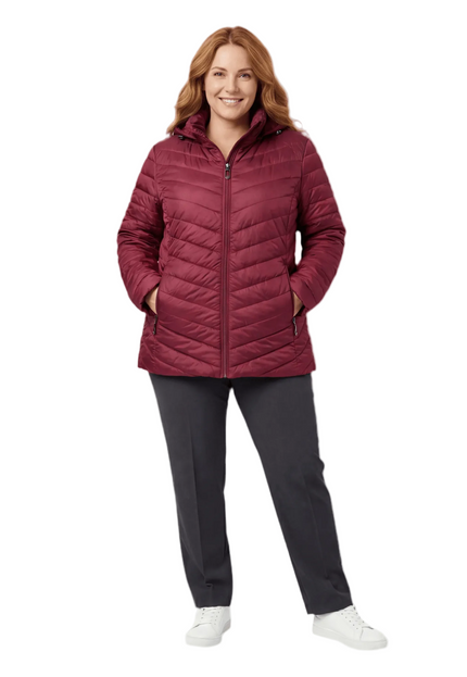 Зимно макси яке в бордо с разкроена кройка и вълнообразно капитониране, представено в цял ръст отпред върху модел.