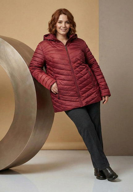 Зимно макси яке в цвят бордо с разкроена кройка, качулка и вълнообразно капитониране, представено в цял ръст върху модел.