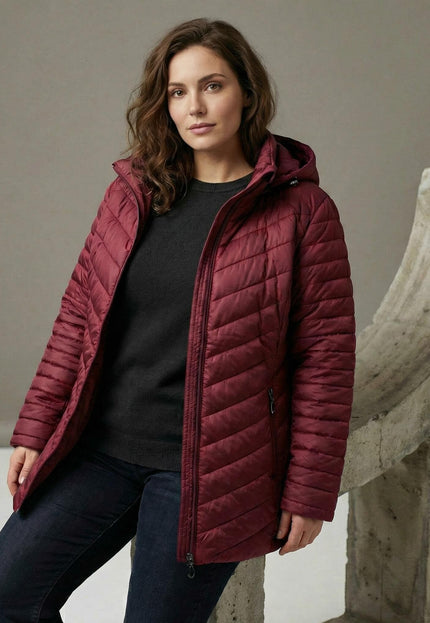 Зимно макси яке в бордо с разкроена кройка и вълнообразно капитониране, представено върху модел в 3/4 кадър.