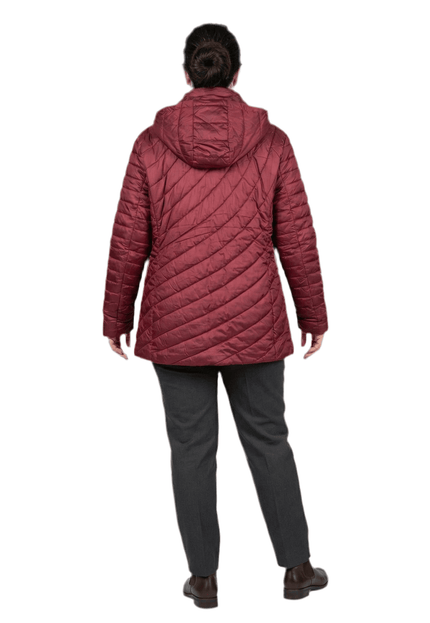 Зимно макси яке в бордо с разкроена кройка, вълнообразно капитониране и качулка, снимано отзад в цял ръст.