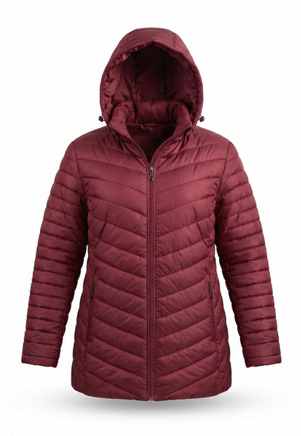 Зимно макси яке в бордо с разкроена кройка, вълнообразно капитониране и сваляща се качулка, преден изглед на бял фон.